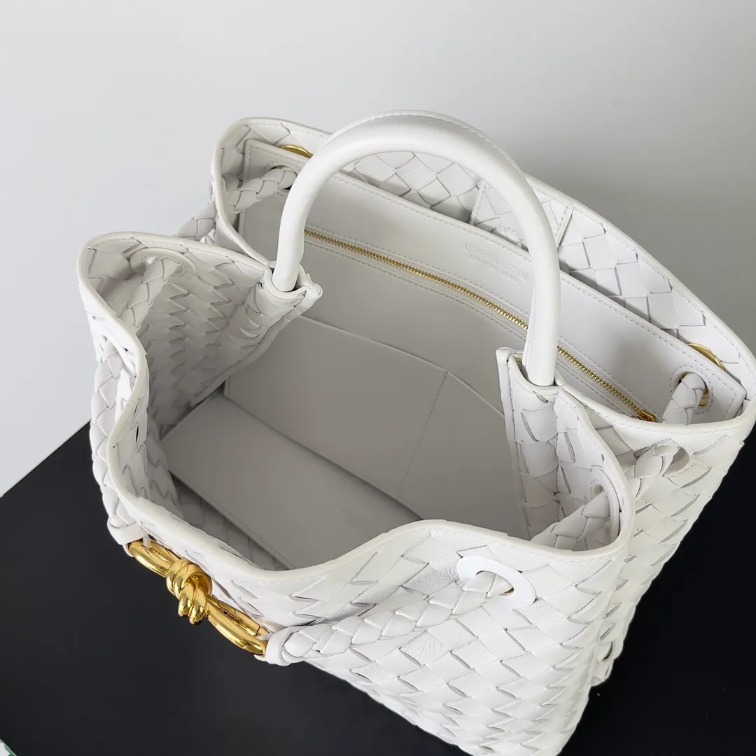 The 2023 new Andiamo batch of 2260 BV has been shipped‼ ️Really popular🔥The new Andiamo woven handbag launched by Bottega Veneta this season is really popular all over the world! ! Celebrities at home and abroad have worn it, and Oscar-winning actress Michelle Yeoh has taken it out on the street. Song Jia, Trai Yara, Yu Feihong, Sanji Ayaka, Rosie Hunting-Whiteley, Yoshioka Riho, etc. have all picked up this bag. It is classic and versatile, showing off its temperament, and the bag capacity is also large, which is very convenient for daily commuting! ! A variety of carrying methods, the shoulder straps can be adjusted by yourself, the original lambskin feels soft and delicate, and the unisex style breaks the gender boundaries and brings a more practical and long-lasting use experience. Andiamo, which has both elegant and casual styles, perfectly interprets the true appearance of "fashionable old money style". Style number: 743572 Size: 32*24*12